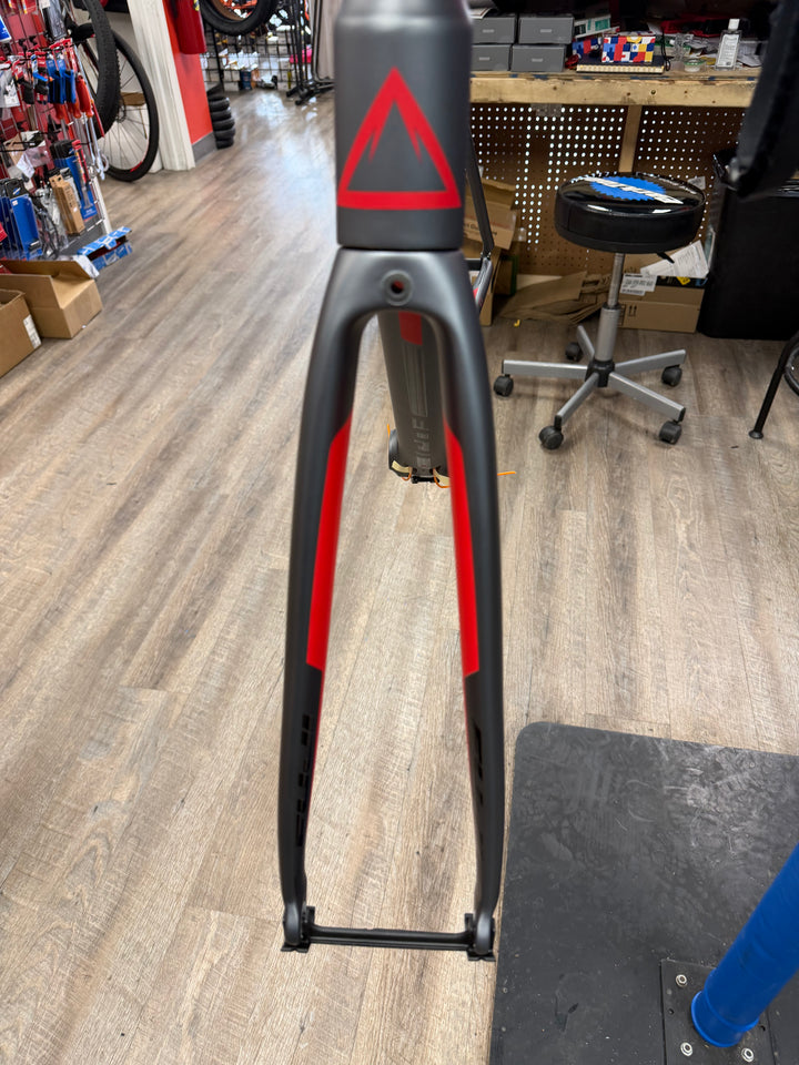 Fuji Gran Fondo Classico 1.1 Carbon Rim Brake Frameset – BB86 – QR – Clearance